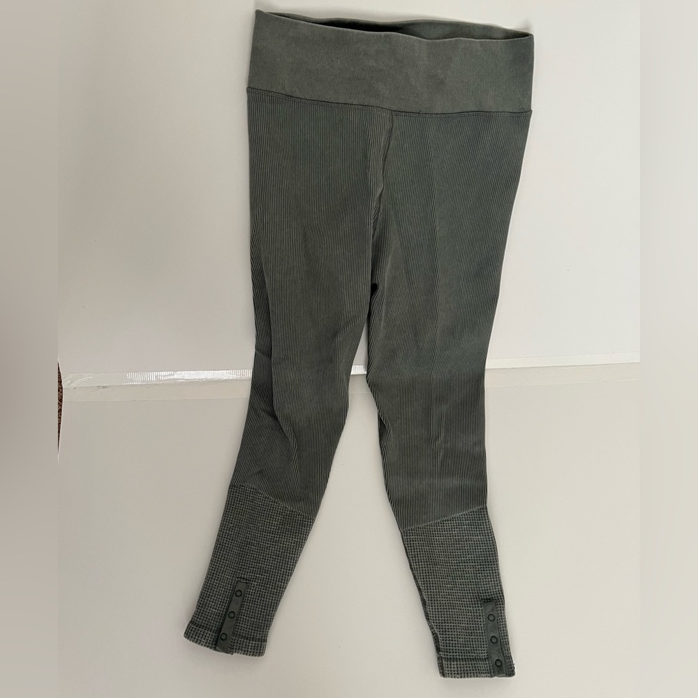 Tag removed but most likely American Eagle brand leggings